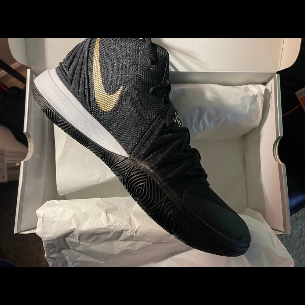Nike Kyrie 5 Black Metallic Gold - Picture 5 of 5
